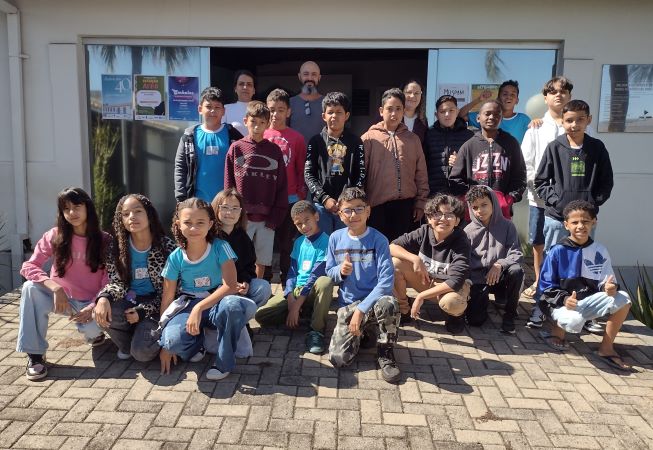 api-modulos/fotos/img/galeria_cat_culturais_493/493/13442/VISITA GUIADA POR GUSTAVO, ESCOLA MUNICIPAL D. COTINHA, PROF. PATRÍCIA, 26.09.2025 (13).jpg